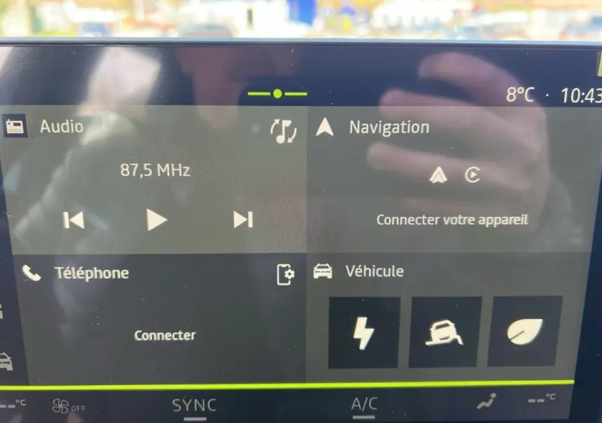Écran tactile du système multimédia du Dacia Bigster Hybrid 155 Expression Plus affichant audio, navigation et options véhicule.
