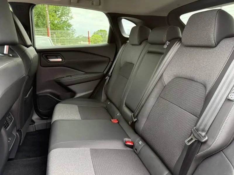 Vue intérieure côté droit des sièges arrière gris mixte tissu et TEP du Nissan Qashqai 2025, avec ceintures et appuie-têtes.