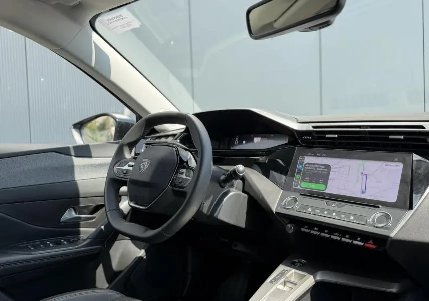 Vue intérieure côté conducteur du Peugeot 308 2025 avec tableau de bord numérique et écran tactile central.