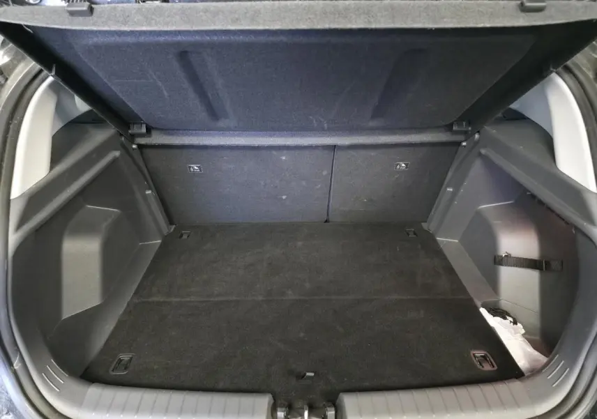 Coffre ouvert du Hyundai Bayon noir 2025, vue intérieure arrière montrant un espace de chargement propre et modulable.