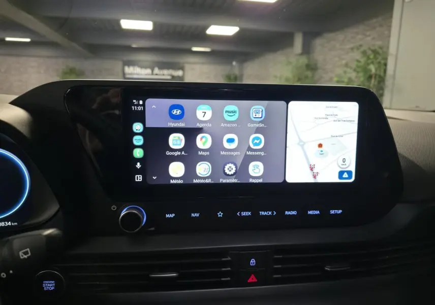 Écran tactile central de la Hyundai Bayon 2025 affichant navigation et applications, intérieur noir moderne