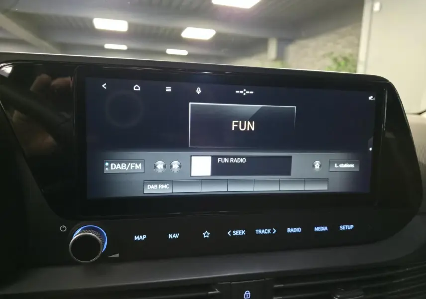 Écran tactile central du Hyundai Bayon noir 2025 affichant la radio DAB/FM sur la station FUN Radio.