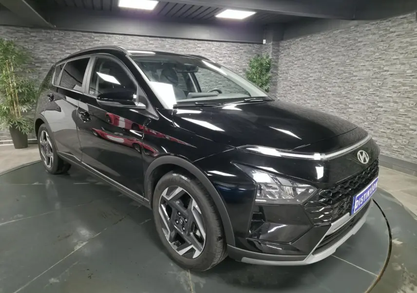 Hyundai Bayon noir en 3/4 avant droit, avec calandre noir laqué et jantes alliage 17 pouces visibles.