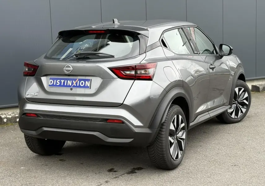 Vue 3/4 arrière droite d'un Nissan Juke 2025 gris foncé avec feux LED et jantes alliage distinctives.