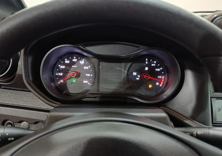 Vue du tableau de bord de l'AIXAM AMBITION 0.5 CITY PACK 2026, avec compteur et jauge de carburant allumés.