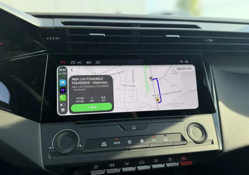 Vue rapprochée de l’écran tactile central 10’’ du Peugeot 308 2025 avec navigation et commandes climatisation visibles.