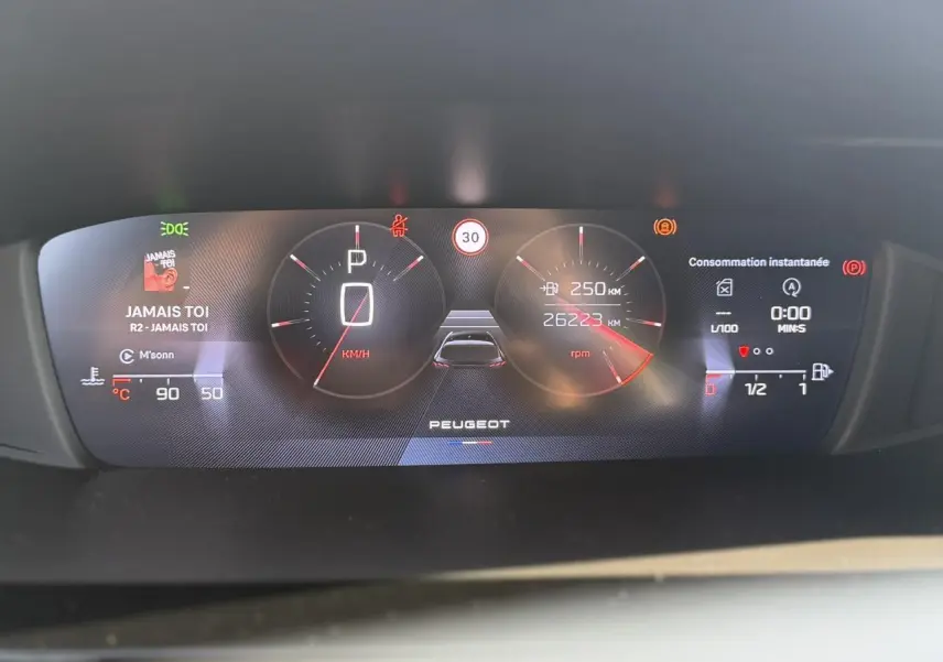 Affichage numérique du combiné d'instrumentation Peugeot 308 2025, avec vitesse, autonomie et alertes visibles.