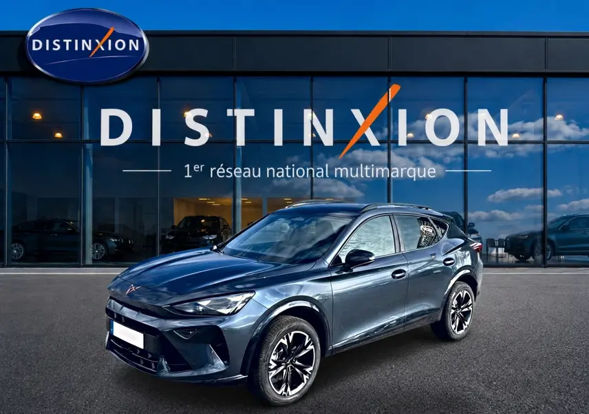Vue 3/4 avant droite du CUPRA Formentor gris magnétique 2026 avec jantes noires et toit ouvrant visible.