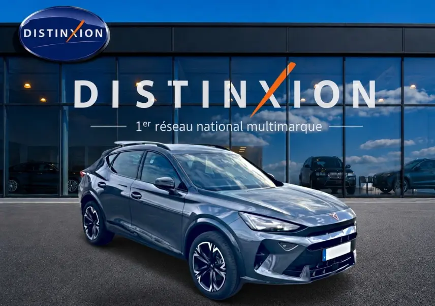 Vue 3/4 avant droit d'un CUPRA Formentor gris magnétique avec jantes 18 pouces devant une vitrine Distinxion.