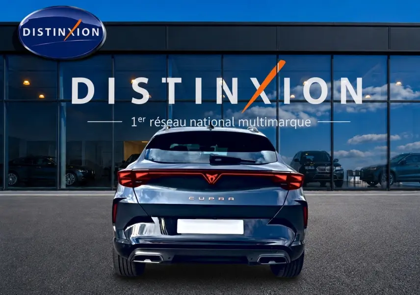 Vue arrière d'une CUPRA Formentor gris magnétique 2026, avec feux LED et double sortie d'échappement visible.