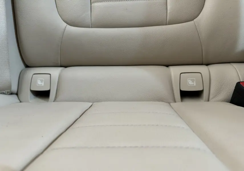 Gros plan sur les sièges arrière beige clair du BMW X3 xDrive30d 2018, montrant les fixations Isofix.