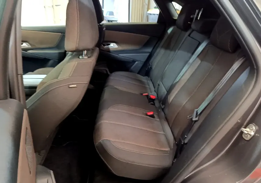 Vue intérieure côté droit des sièges arrière noirs du DS7 Crossback 2020 avec surpiqûres contrastantes.