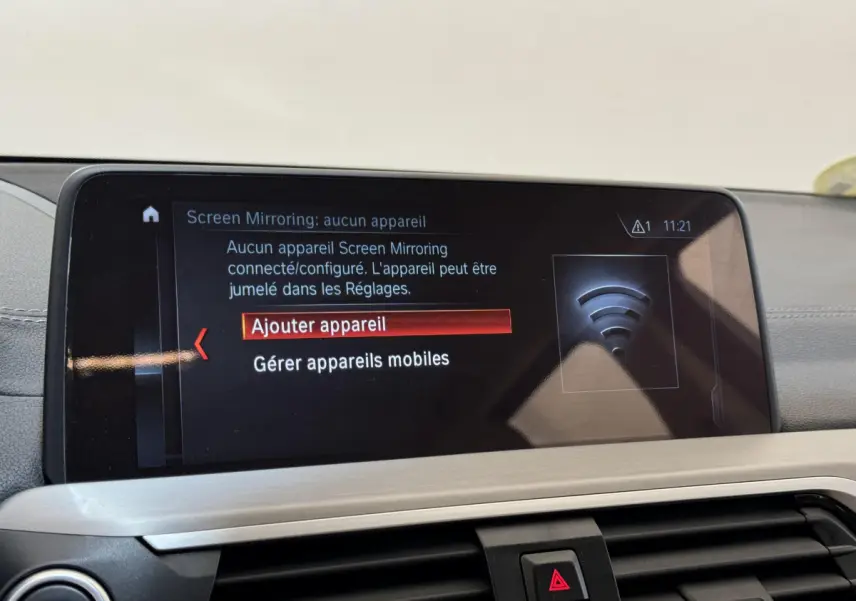 Écran tactile central du BMW X3 gris foncé 2018 affichant le menu de connexion Screen Mirroring.