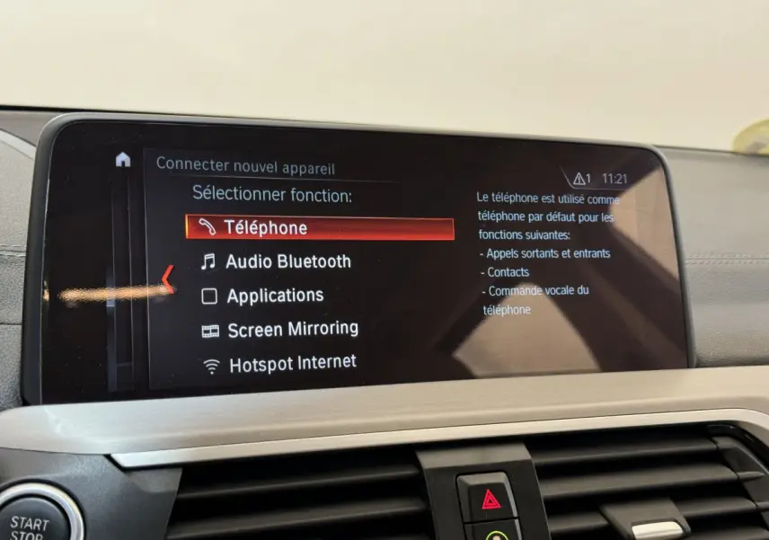 Écran tactile central du tableau de bord d'une BMW X3 gris foncé, affichant le menu de connexion Bluetooth.