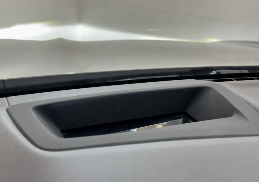 Gros plan sur le tableau de bord gris clair du BMW X3 xDrive30d 2018, mettant en valeur l'encadrement noir d’un écran intégré.