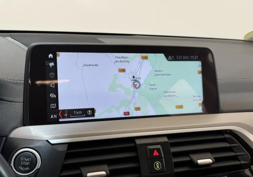 Écran tactile de navigation 10,3 pouces dans le tableau de bord gris d'une BMW X3 xDrive30d 2018 vue de face
