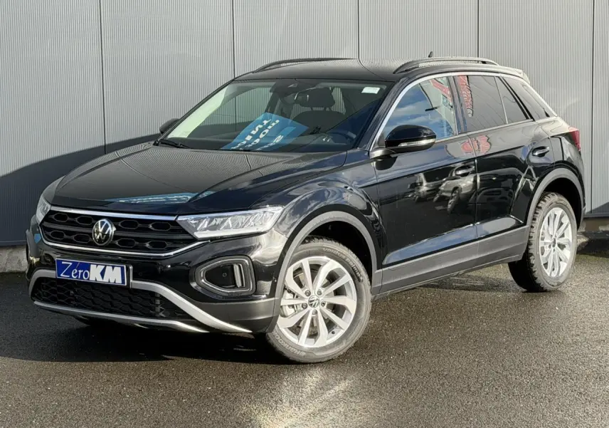 Volkswagen T-Roc Deep Black vue 3/4 avant droit, avec jantes argentées et toit ouvrant panoramique.