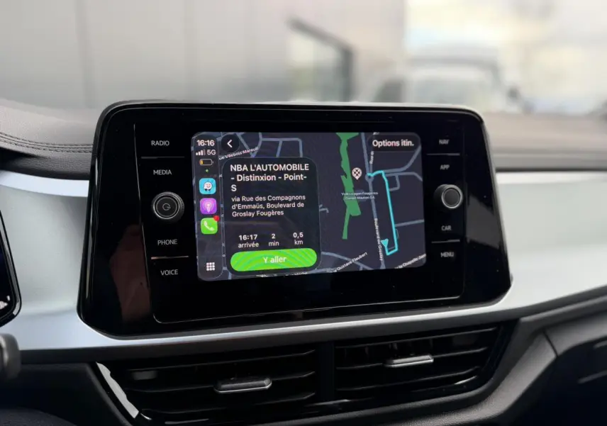 Écran tactile central du tableau de bord du Volkswagen T-Roc 1.5 TSI 150 DSG Life 30 Years affichant la navigation.