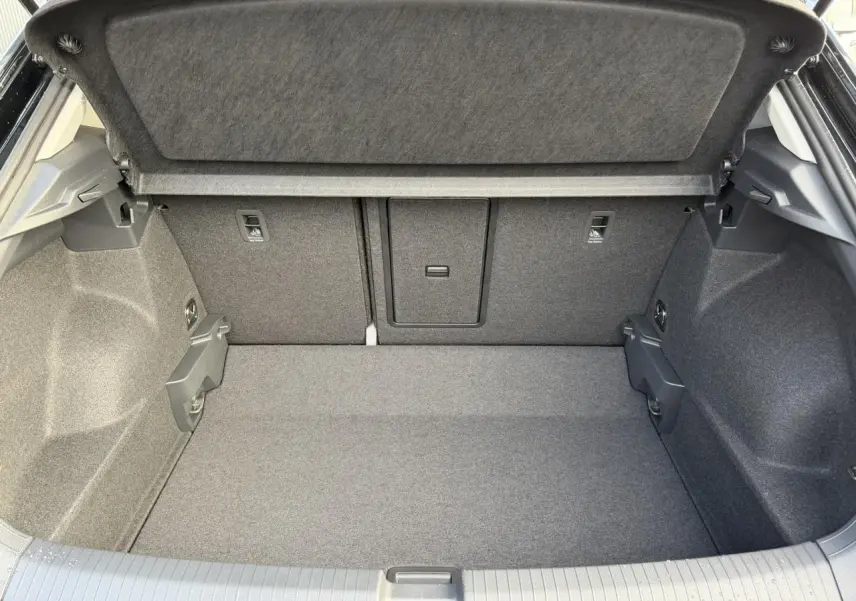 Coffre ouvert du Volkswagen T-Roc Deep Black 2025, montrant un espace de chargement propre et bien agencé.