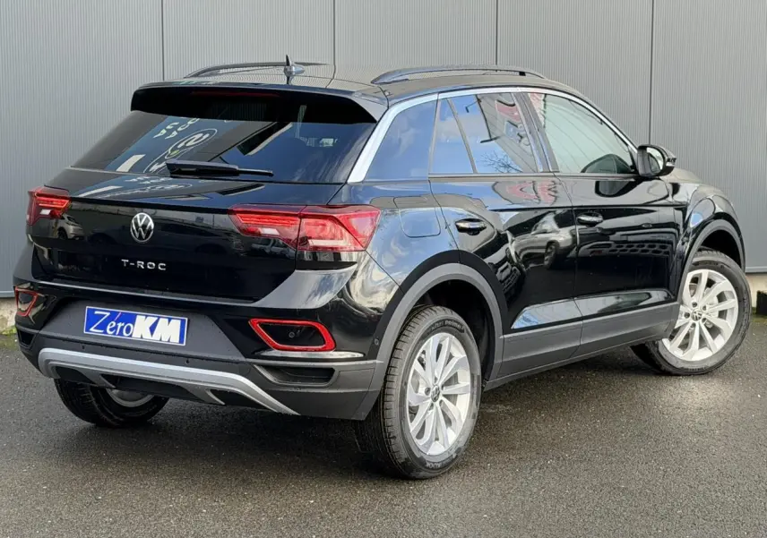 Volkswagen T-Roc Deep Black vue 3/4 arrière droit, soulignant ses feux LED et jantes argentées.