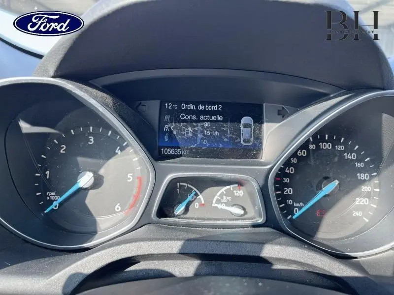 Tableau de bord du Ford Kuga blanc glacier 2018, affichage numérique central avec compte-tours et compteur vitesse.