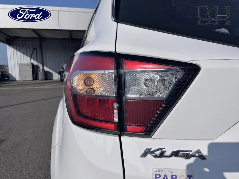 Gros plan sur le feu arrière droit blanc glacier du Ford Kuga 2018 avec logo et badge Kuga visibles.