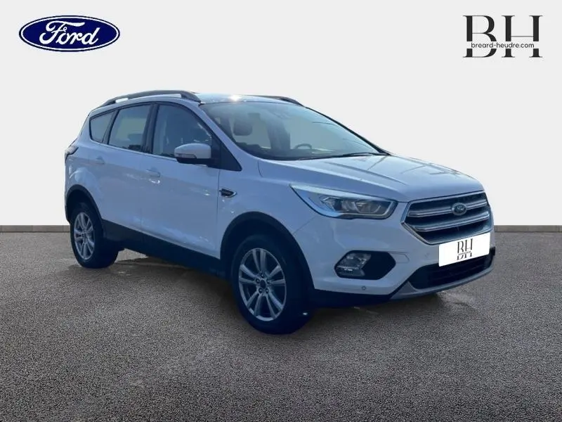 Vue 3/4 avant droite du Ford Kuga blanc glacier 2018 avec jantes alu et calandre chromée distinctive.