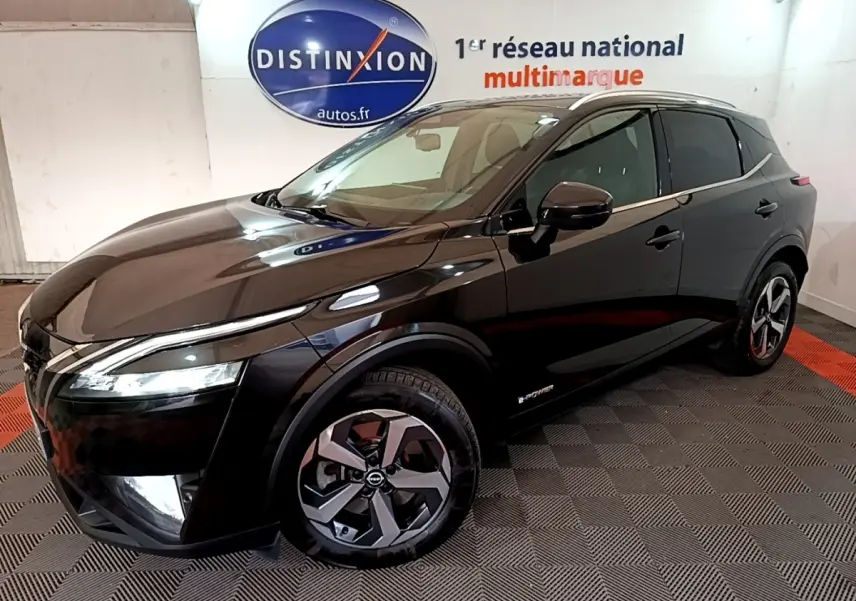 Nissan Qashqai e-Power noir vu en 3/4 avant droit, avec jantes alliage et phares LED allumés.