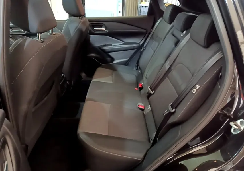 Vue intérieure côté droit sur la banquette arrière noire du Nissan Qashqai e-Power 190 N-Connecta 2023.