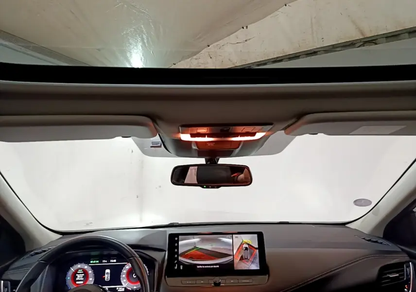 Vue intérieure avant du Nissan Qashqai e-Power 190 N-Connecta 2023 noir, tableau de bord avec écran tactile et caméra de recul.