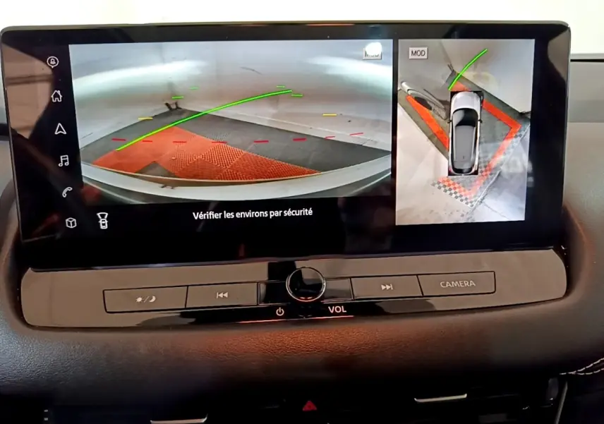 Écran tactile du Nissan Qashqai e-Power 2023 montrant la caméra de recul et la vue 360° en intérieur noir.