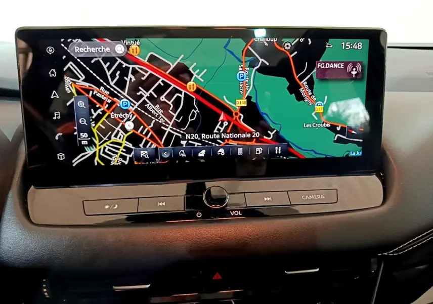 Écran tactile central du Nissan Qashqai e-Power 190 N-Connecta 2023 affichant la navigation 3D couleur.
