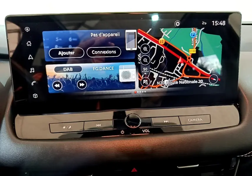 Écran tactile central du tableau de bord du Nissan Qashqai e-Power 2023 affichant navigation et radio DAB.