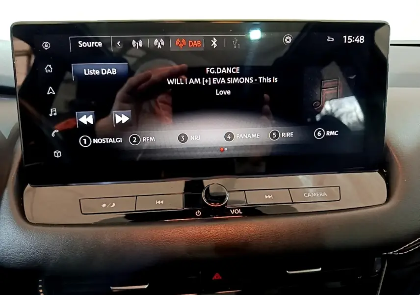 Écran tactile central du tableau de bord du Nissan Qashqai e-Power 190 N-Connecta noir, affichage radio DAB.