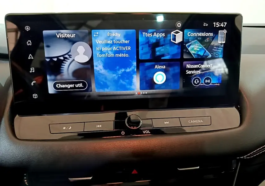 Écran tactile central du tableau de bord du Nissan Qashqai e-Power 190 N-Connecta 2023 affichant plusieurs applications connectées.