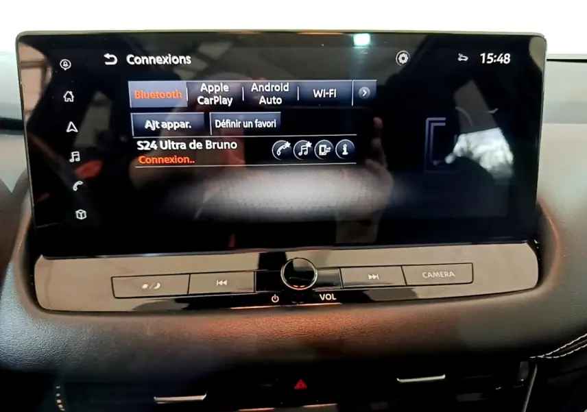 Écran tactile central du tableau de bord du Nissan Qashqai e-Power 190 N-Connecta, affichage Bluetooth actif.