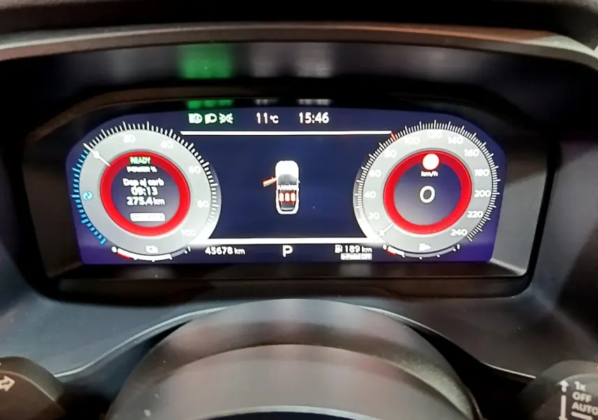 Affichage numérique du combiné d'instruments du Nissan Qashqai e-Power 190 N-Connecta, vue frontale du tableau de bord.