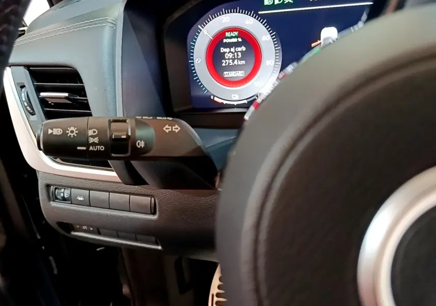 Vue rapprochée du tableau de bord et du volant cuir alu du Nissan Qashqai e-Power 190 N-Connecta 2023, affichage numérique.