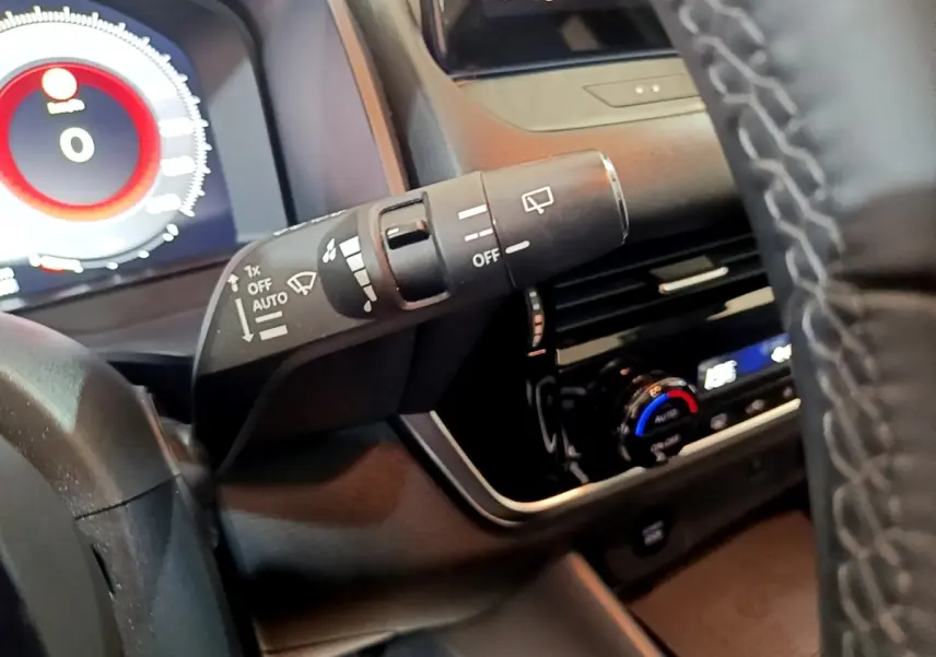 Gros plan sur la commande d’essuie-glace à gauche du volant cuir du Nissan Qashqai e-Power 190 N-Connecta 2023.