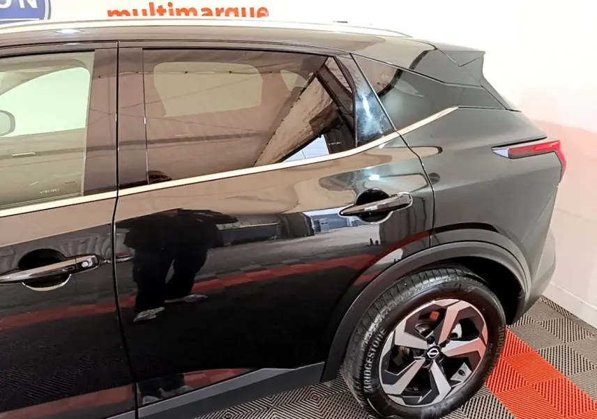Vue côté droit arrière du Nissan Qashqai e-Power 190 N-Connecta noir avec jantes alliage et poignées de porte visibles.