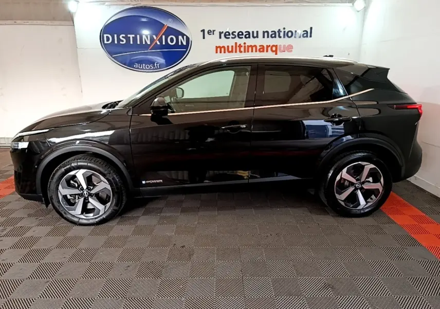 Profil côté gauche du Nissan Qashqai e-Power noir 2023 avec jantes alliage et logo e-Power visible sur la porte.