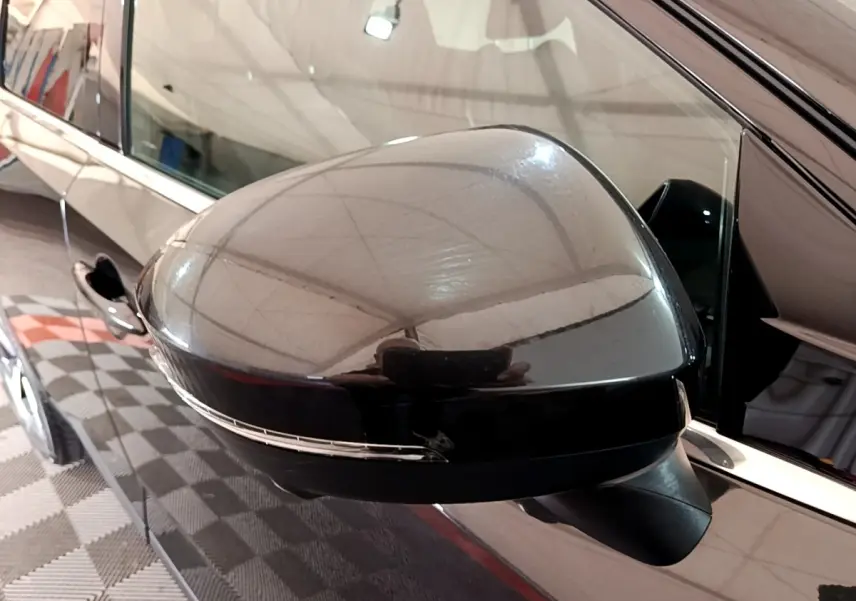 Rétroviseur noir côté gauche du Nissan Qashqai e-Power 190 N-Connecta 2023, vue rapprochée en intérieur.