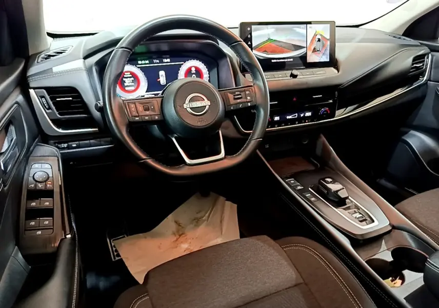 Vue intérieure côté conducteur du Nissan Qashqai e-Power 190 N-Connecta 2023, volant cuir, écran tactile et tableau de bord digital.