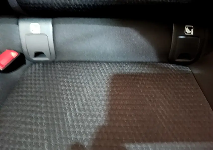 Détail du coffre noir du Nissan Qashqai e-Power 190 N-Connecta 2023 avec ancrages Isofix visibles.