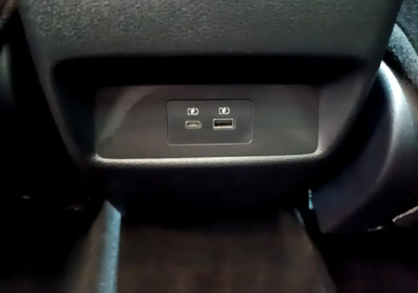 Prise USB-C et USB-A pour recharge arrière dans un Nissan Qashqai e-Power 190 N-Connecta noir, vue intérieure centrée.