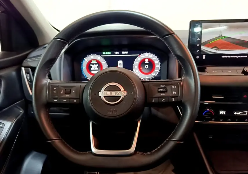 Vue frontale du volant cuir et alu noir du Nissan Qashqai e-Power 2023 avec tableau de bord numérique et écran tactile.