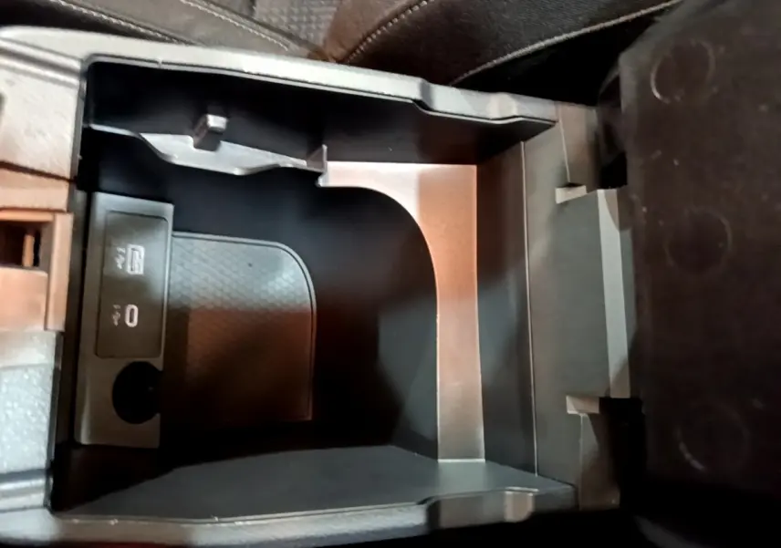 Vue rapprochée de la console centrale noire du Nissan Qashqai e-Power avec prise USB visible.