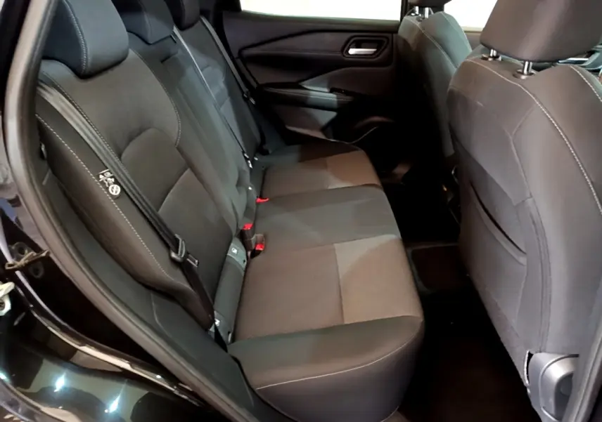 Vue intérieure côté gauche sur la banquette arrière noire du Nissan Qashqai e-Power 190 N-Connecta 2023.