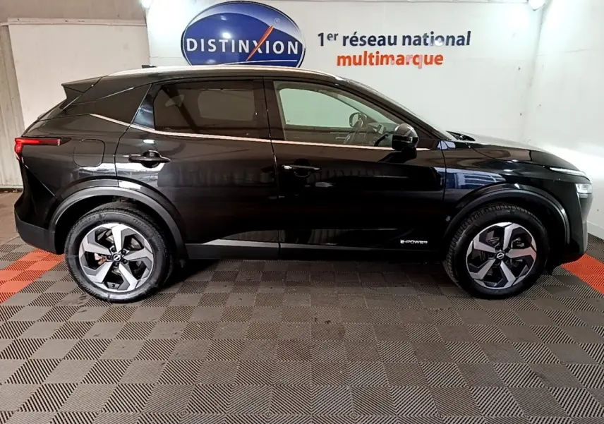 Vue latérale gauche du Nissan Qashqai e-Power 190 N-Connecta noir avec jantes alliage et logo e-Power visible.