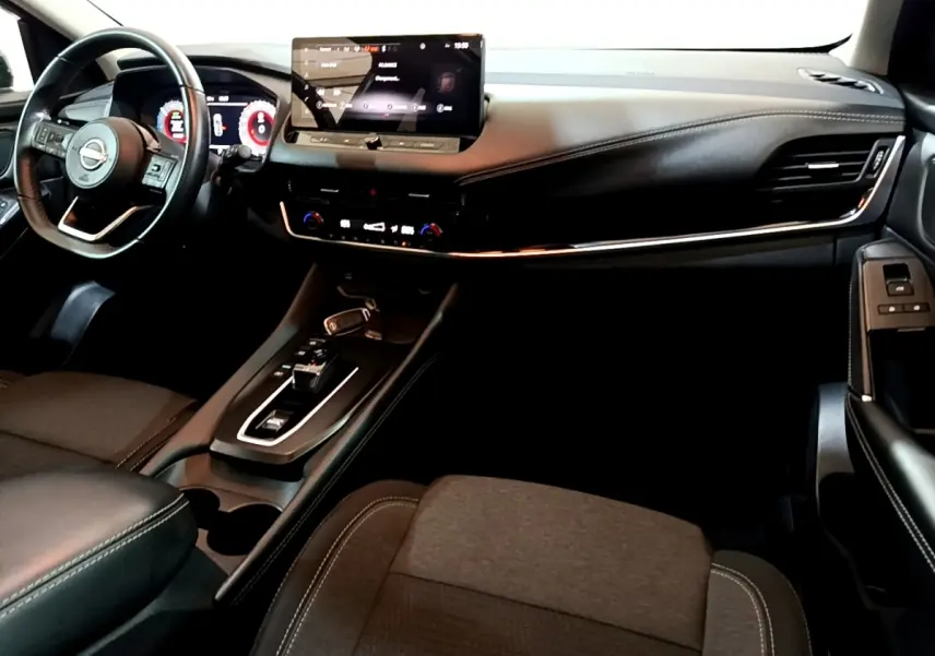 Intérieur noir du Nissan Qashqai e-Power 190 N-Connecta 2023, vue de face sur tableau de bord et volant cuir alu.